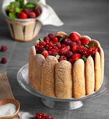 Charlota de chocolate con fresas y frutos rojos