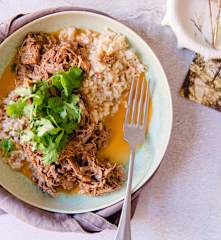 Chambão estufado com creme de coco e tandoori e arroz integral de erva-príncipe