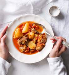 Potrawka z żeberek i ziemniaków w piwnym sosie