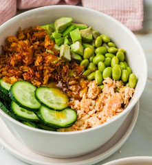 Sałatka z chrupiącym ryżem i łososiem (TM6, TM7)