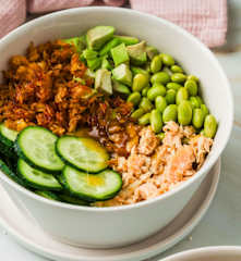 Sałatka z chrupiącym ryżem i łososiem (TM5)