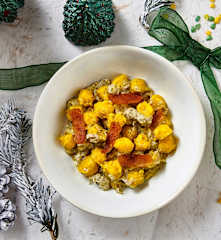 Chicche di patate alla curcuma con crema di carciofi e bottarga