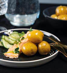 Dampet Laks med agurksalat og dillpoteter