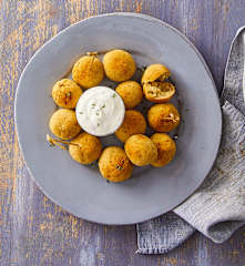 Polpette di fagioli con salsa yogurt alle erbe