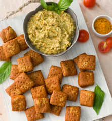 Galletas saladas de cúrcuma con dip de atún