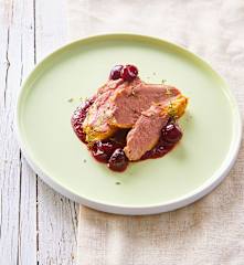 Petto d'anatra sottovuoto con salsa alle ciliegie