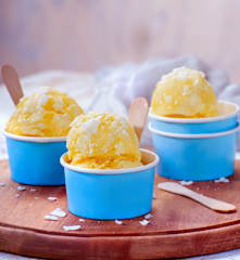 Frozen yogurt al mango e scaglie di cocco