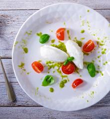 Gelato alla mozzarella di bufala con pesto al basilico