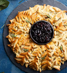 Dinkelkranz mit Halloumi, Preiselbeeren und Rosmarin