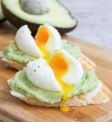 Toast de avocado com ovo molet