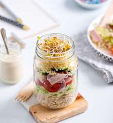 Kolorowa sałatka warstwowa