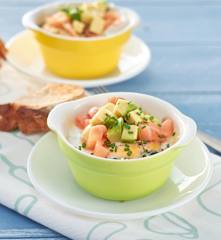 Huevos en cocotte con espinacas, queso, salmón y aguacate