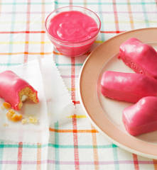Bizcochitos con baño de chocolate rosa
