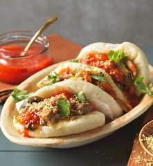 Gua Bao - gedämpfte Buns gefüllt mit Schmorfleisch und Sweet Chilisauce