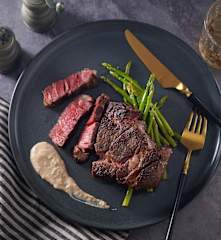 牛排佐蘆筍和豆腐黑胡椒醬