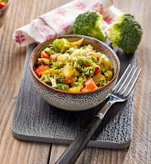 Brokkolisalat mit Pinienkernen