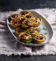 Miniquiche'e z konfitowaną kaczką (z osłoną noża miksującego)