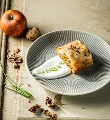 Krautstrudel mit Äpfeln und Walnüssen