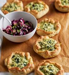 Fagottini di cavolfiore con insalata di cavolo rosso