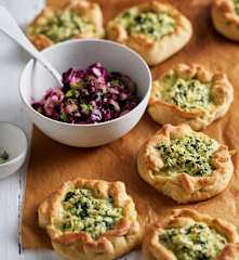 Tartelettes au chou-fleur, salade de chou rouge