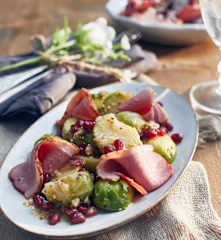 Rosenkohlsalat mit geräucherter Gänsebrust