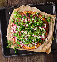 Reibekuchen-Pizza mit Rote-Bete-Creme und Feldsalat