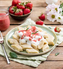 Kluski jaglano-serowe z sosem truskawkowym