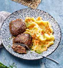 Frikadellen mit Kartoffel-Möhren-Stampf