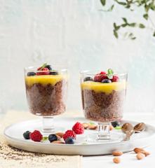 Migdałowy pudding chia z musem z mango i owocami