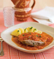 Bifes de atum com molho de tomate