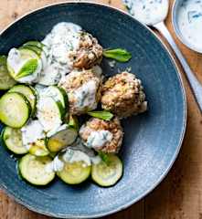 Boulettes de veau au citron, courgettes et sauce au yaourt