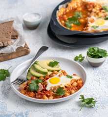 Shakshuka z ciecierzycą i boczkiem na Varomie