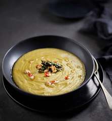 Crema de espárragos verdes con piñones picantes