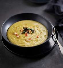 Grüne Spargelsuppe mit Pinienkernen