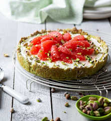 Tarta de pistacho, mascarpone y pomelo