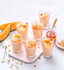 Pannacotta au melon, yaourt au lait de brebis, miel et pignons