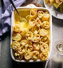 Gratinierte Lachs-Spargel-Crespelle mit Orangen-Hollandaise