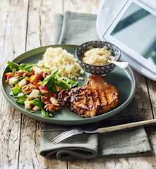 Côtes de porc grillées, houmous d’artichaut et crudités