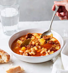 Weiße-Bohnen-Suppe mit Kartoffeln und Chorizo
