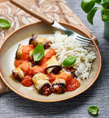 Roulés d’aubergine farcis à la sauce tomate