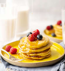 Bevanda a base di arachidi e pancakes alle arachidi