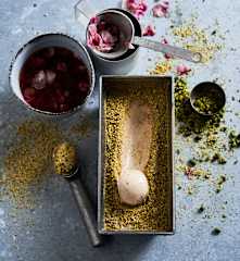 Gelado de rosas e pistácio