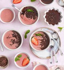 Dwukolorowy budyń kakaowo-truskawkowy