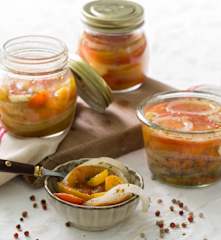 Tomates con cebolla marinados