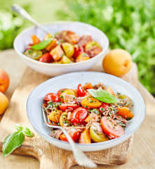 Tomatensalat mit Aprikosen und Serrano