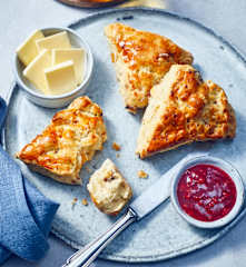 Scones mit Aprikosen und Haselnüssen