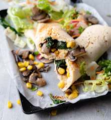 Wraps de omelete a vapor com cogumelos salteados e salada