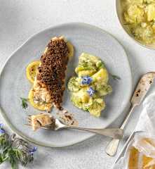 Saibling mit Oliventapenade und Gurken-Kartoffel-Gemüse