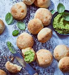 Pizzabrötchen mit Basilikumbutter