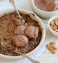 Apple crisp con helado de banana y frutilla